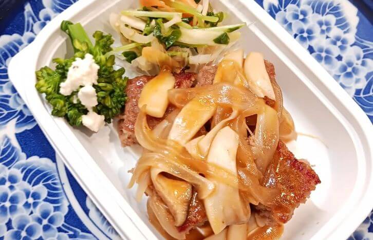 合挽ハンバーグのエリンギと新玉ソースがけ,豆苗と切干大根サラダ,ブロッコリークリームチーズ和え