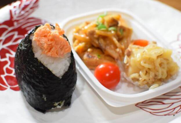 Aセットのお好きなおにぎりと日替わりお惣菜のセット