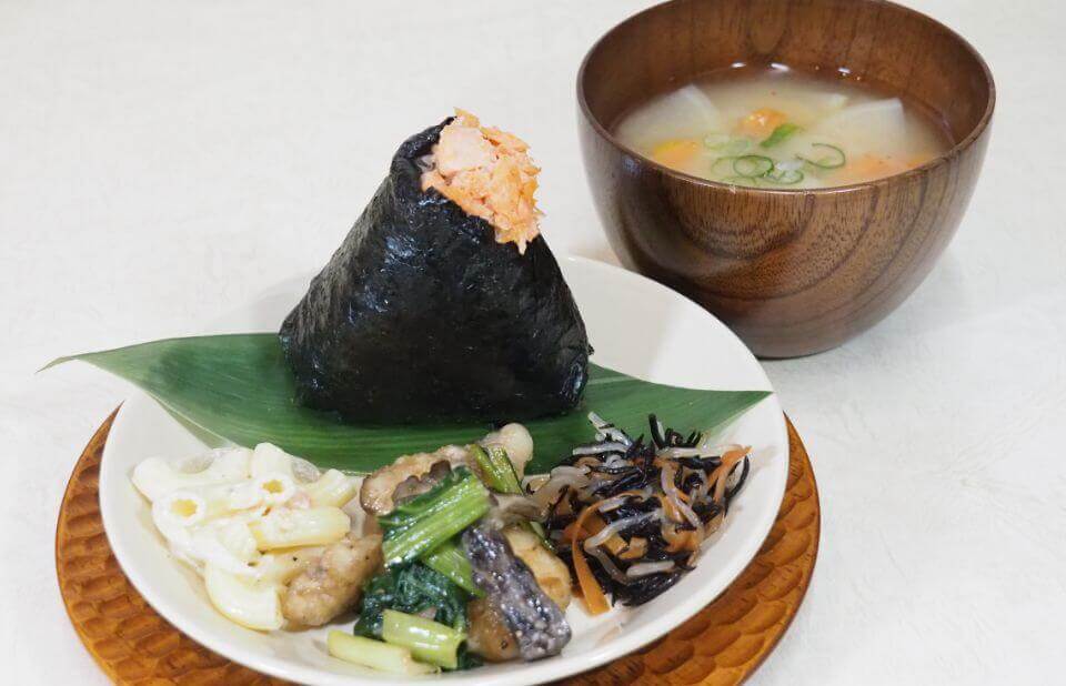 家庭に並んだ時の食卓