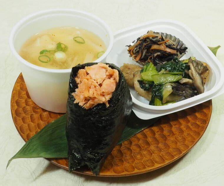 日替わりおかず、野菜たっぷり豚汁、おにぎり